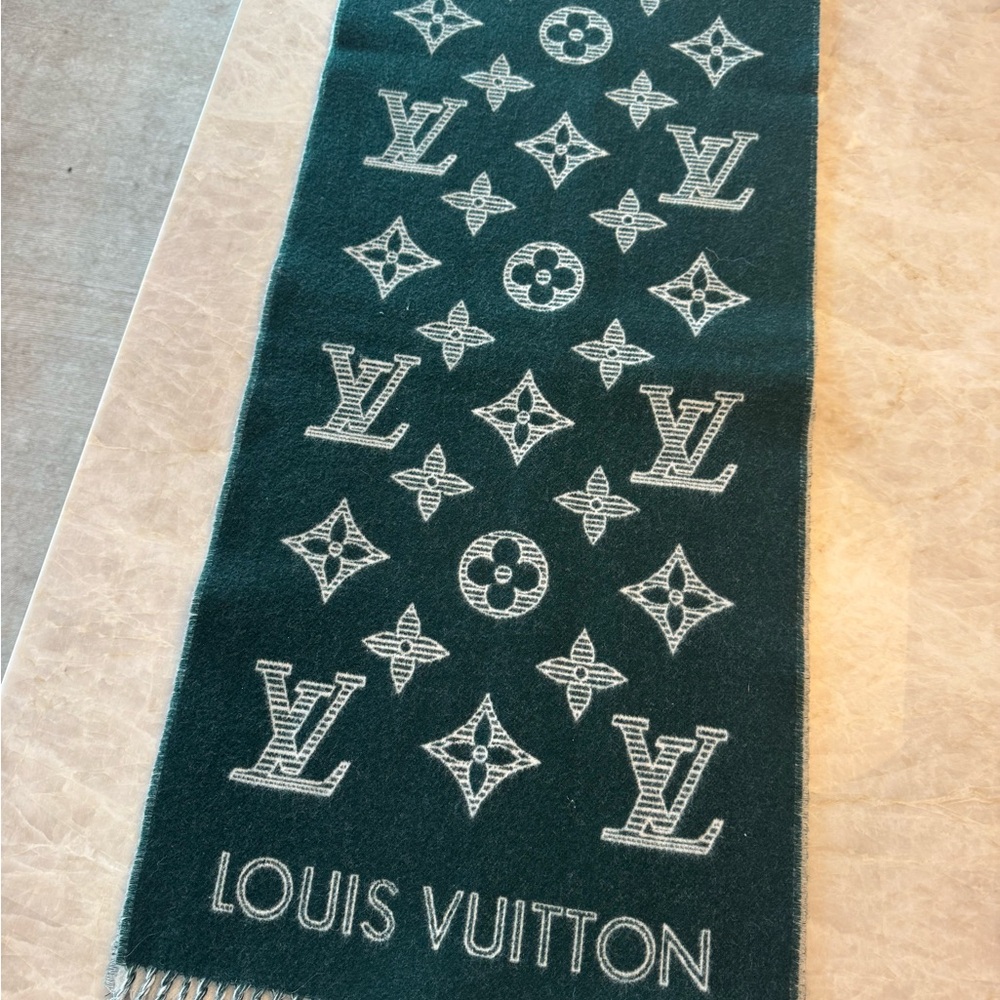 Louis Vuitton Unisex Monogram Shadow Scarf S00 - Dark Green. Like new!